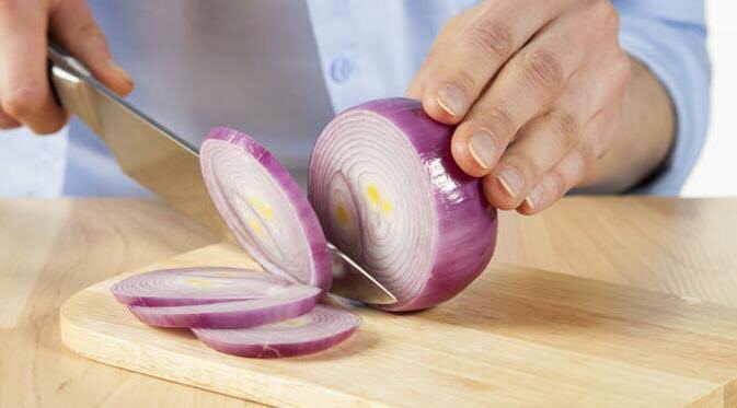 Sering Menangis Saat Mengiris Bawang? Ternyata Ini Penyebabnya