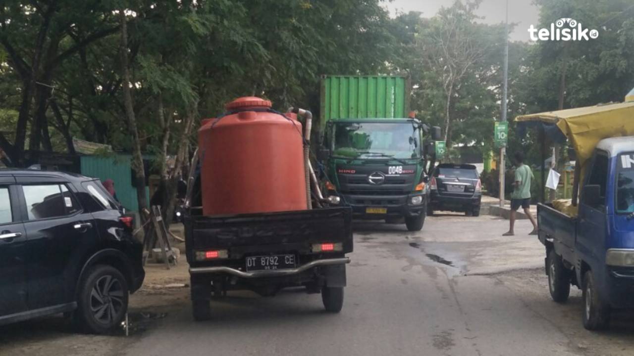 Truk Kontainer Terobos Jalan Satu Arah Sebabkan Kemacetan