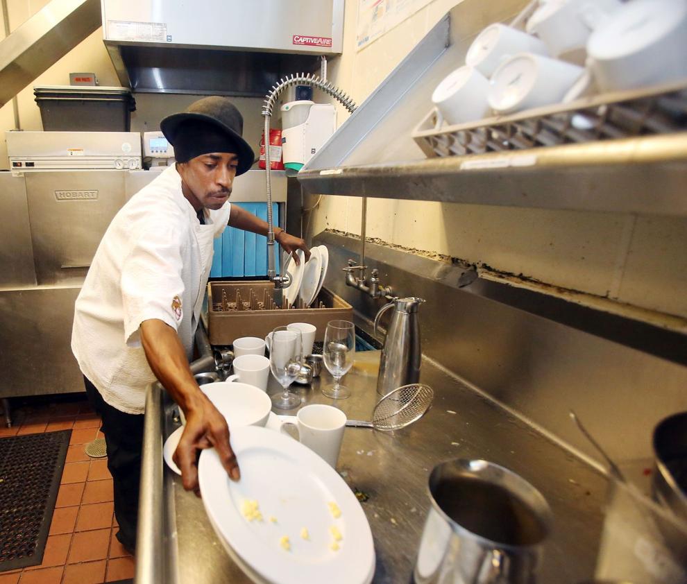 Tukang Cuci Piring di Negara Ini Digaji Rp 350 Juta dan Diberi Fasilitas Mewah, Berminat?