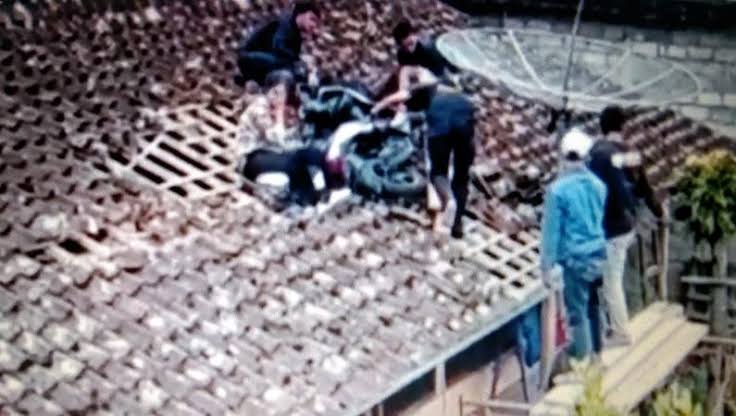 Viral Video Motor Terbang ke Atas Rumah Warga