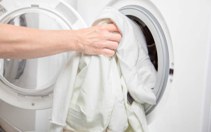 10 Tips Mencuci dan Merawat Pakaian Putih Agar Awet
