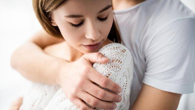 4 Kode Tubuh Wanita Saat Terangsang