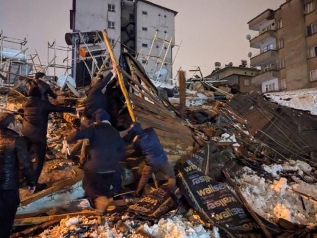 Korban Gempa Turki Tembus 3.800 Orang