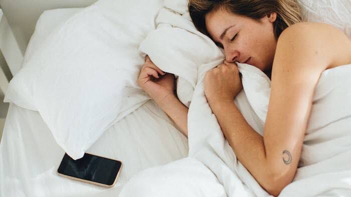 Benarkah Tidur Dekat Ponsel dapat Sebabkan Kanker? Simak Penjelasannya