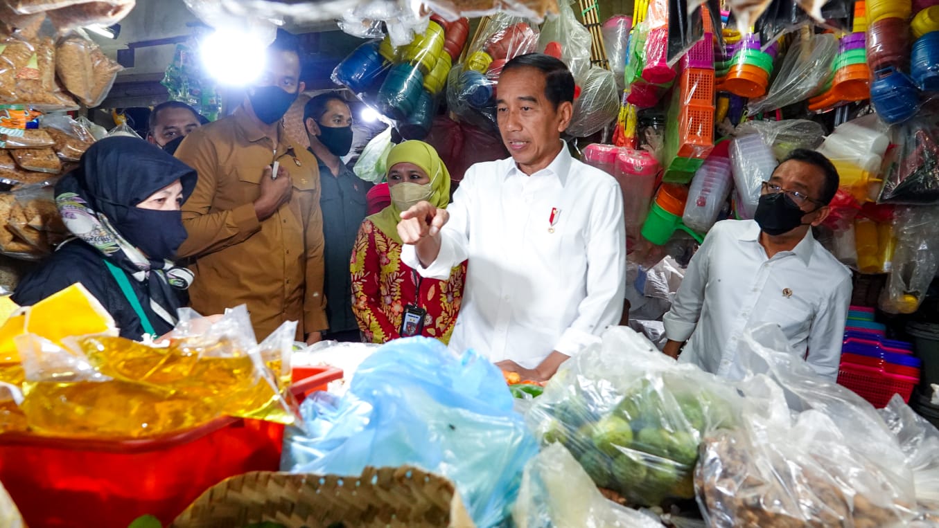 Cek Operasi Pasar Bulog, Presiden Jokowi Blusukan di Surabaya