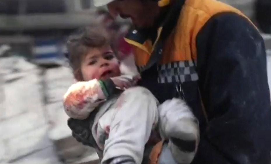 Detik-Detik Penyelamatan Balita Tertimbun Reruntuhan Gedung di Suriah