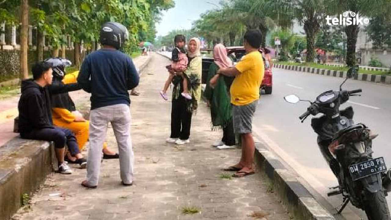 Diduga Terlambat Nyalakan Lampu Sein, Sepeda Motor Seruduk Mini Bus