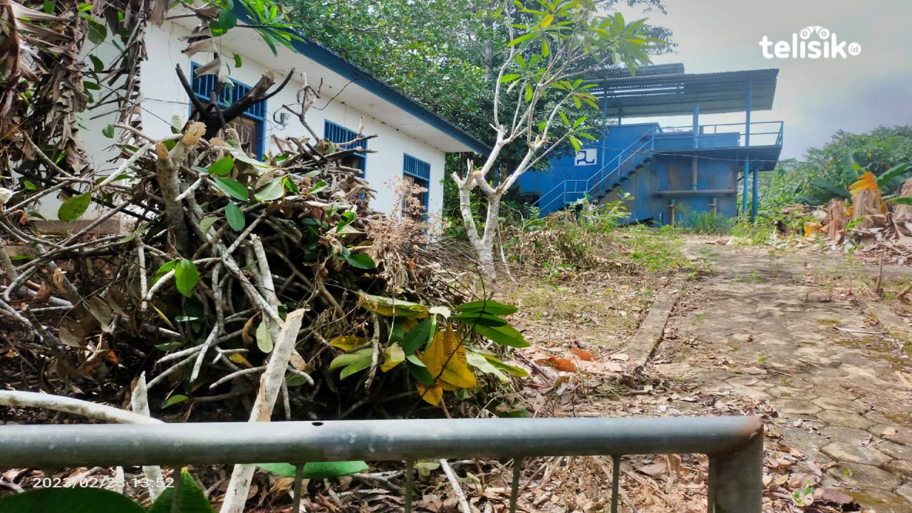 Kantor PDAM Kolaka Timur Tak Terawat