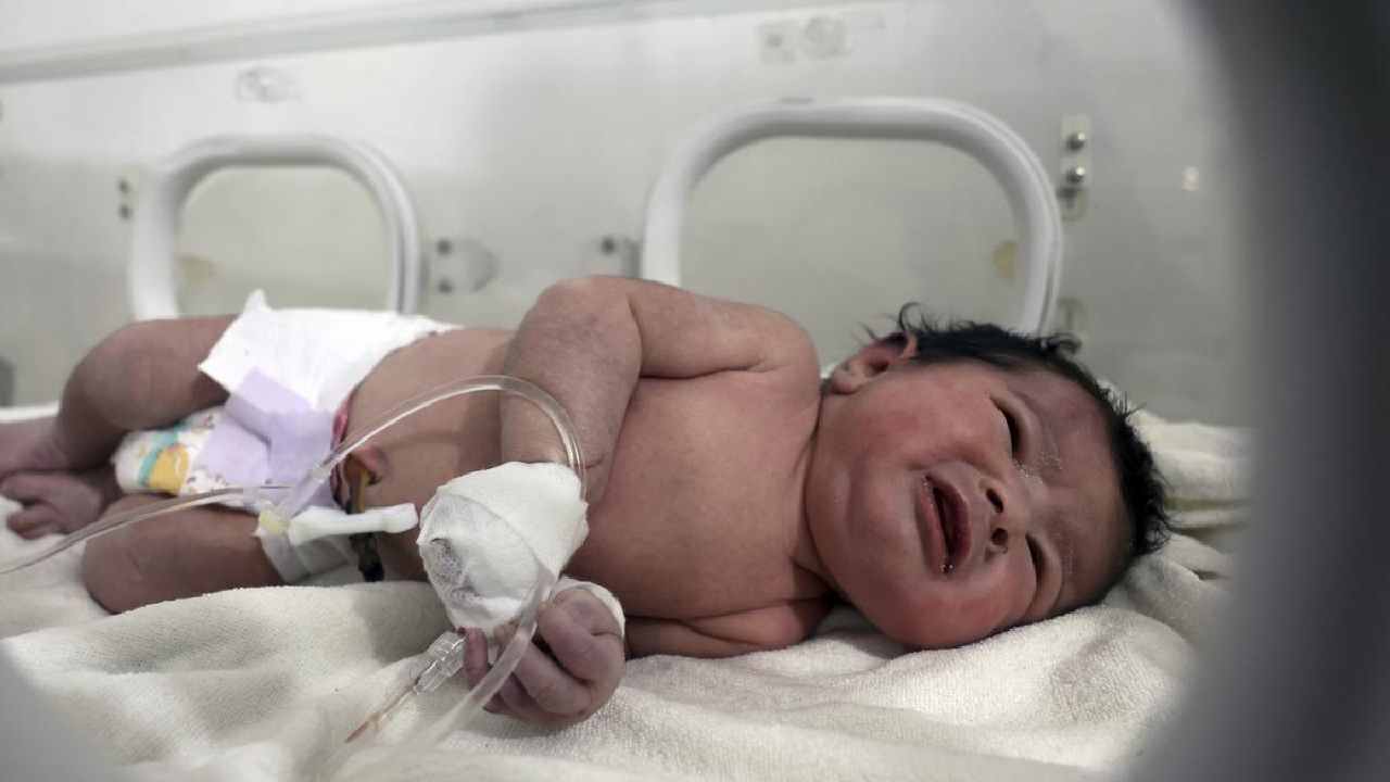 Keajaiban Bayi Baru Lahir Selamat dari Reruntuhan Gempa Turki, Tali Pusar Terikat ke Ibunya yang Tewas