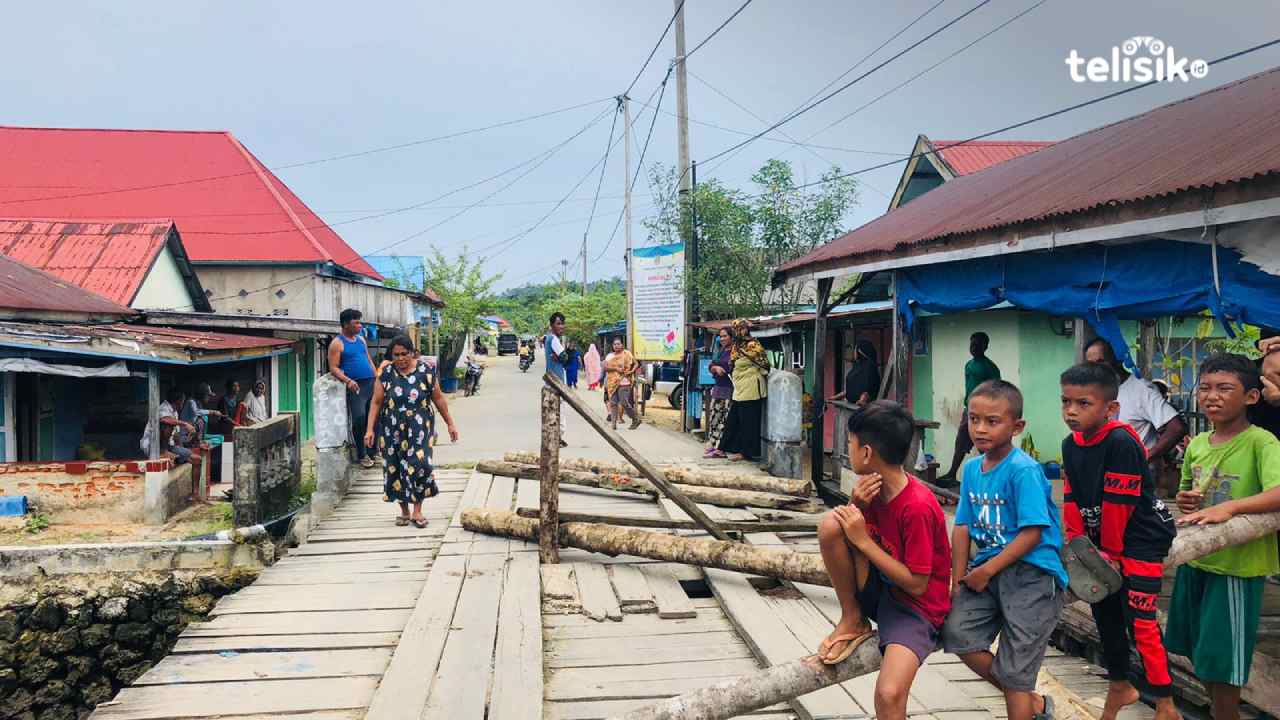 Kesal Penertiban Pasar Ampera, Warga Konawe Kepulauan Tutup Jalan
