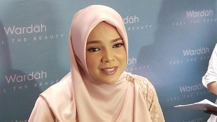 Kisah Dewi Sandra Mualaf dan Belajar Agama dari Orang Tua Berbeda Agama
