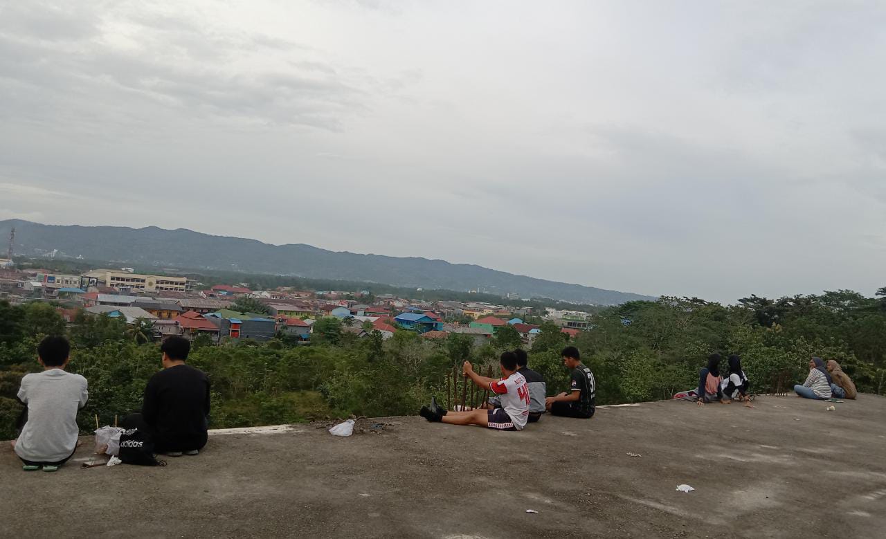 Meski Berbahaya, Rumah Sakit Mangkrak di UHO Jadi Tempat Nongkrong