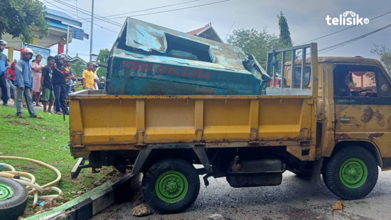 Mobil Truk Bermuatan Air di Baubau Tabrak Trotoar dan Terbalik