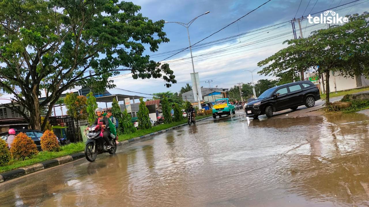 Pengendara Resah Genangan Air di Jalan Brigjen Katamso Kendari Tutup Badan Jalan