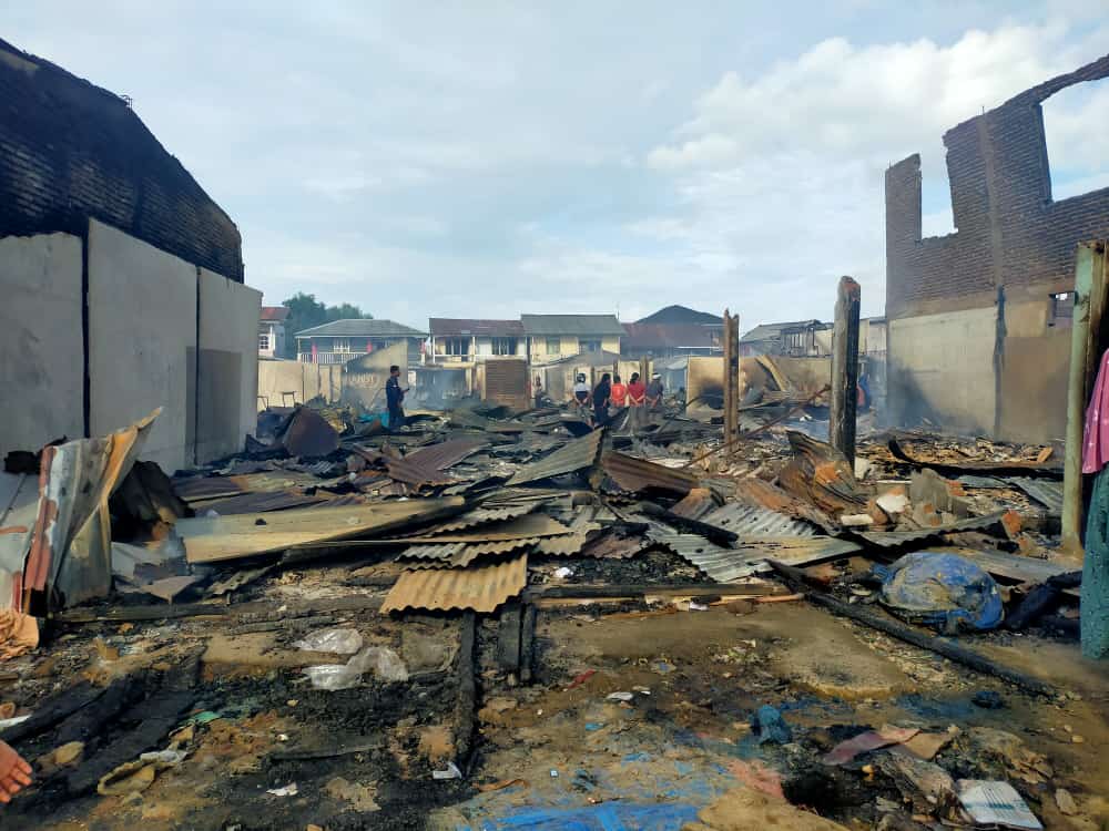 Ratusan Los dan Rumah Lurah Terbakar dalam Insiden Kebakaran di Kabaena