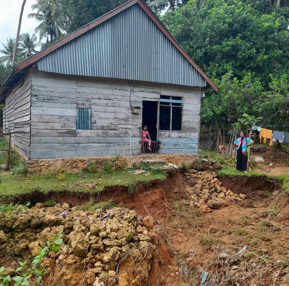 Rumah Warga di Bombana Terancam Tanah Longsor