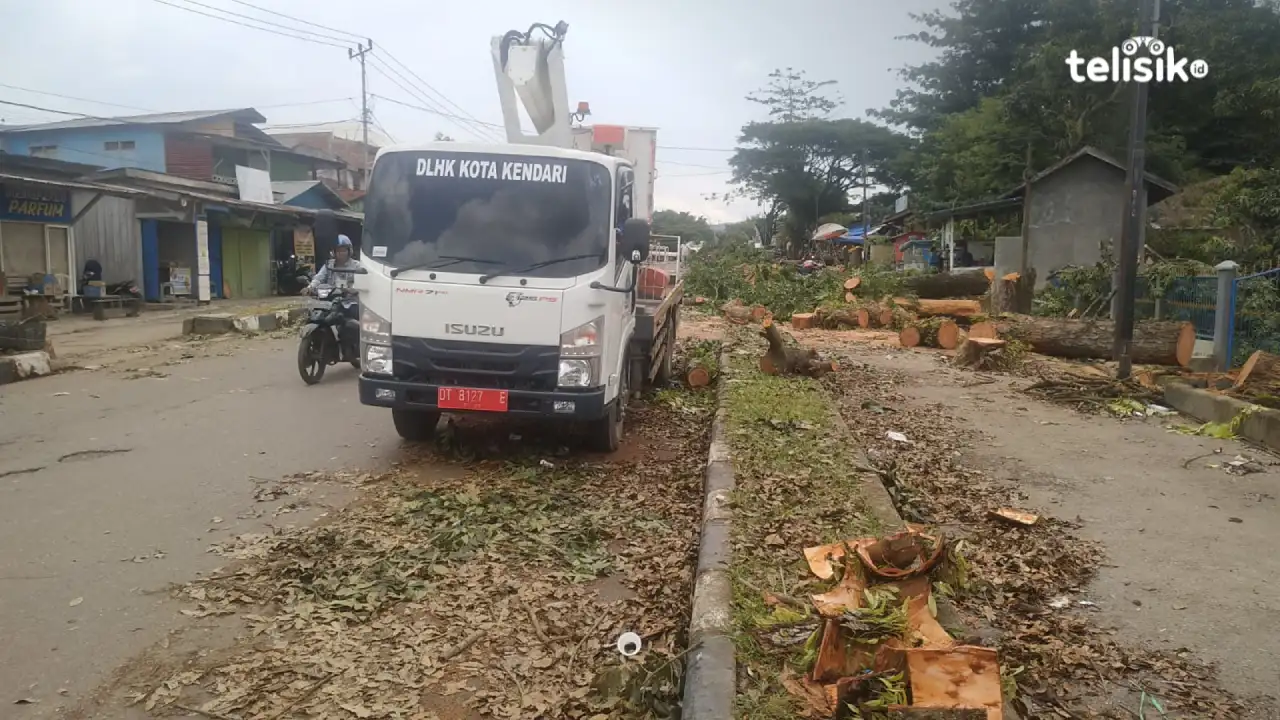 Sampah Tebangan Pohon Buat Macet
