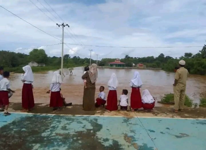 Siswa SD di Bombana Belajar di Balai Desa Saat Banjir