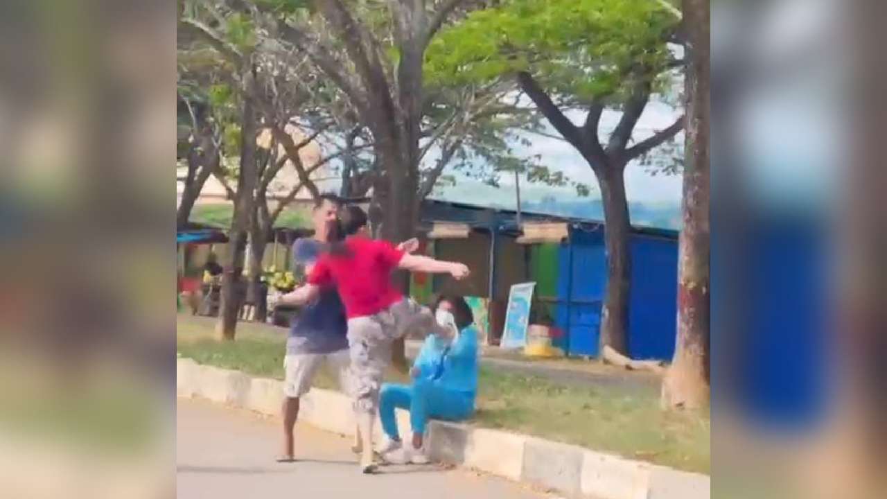 Viral Emak-emak di Muna Hajar Seorang Wanita, Kaki Melayang ke Muka