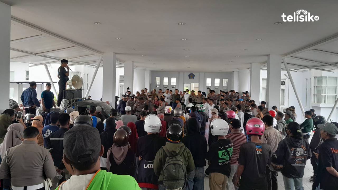 Warga Nambo Geruduk DPRD Kota Kendari Tuntut Tambang Pasir Dibuka
