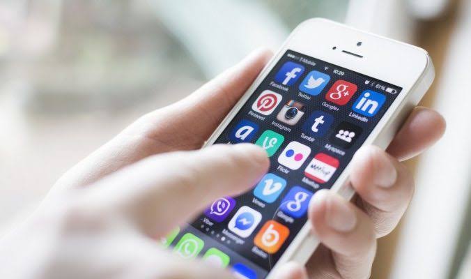 5 Dampak Berlebihan Main Smartphone Bagi Kesehatan Mental