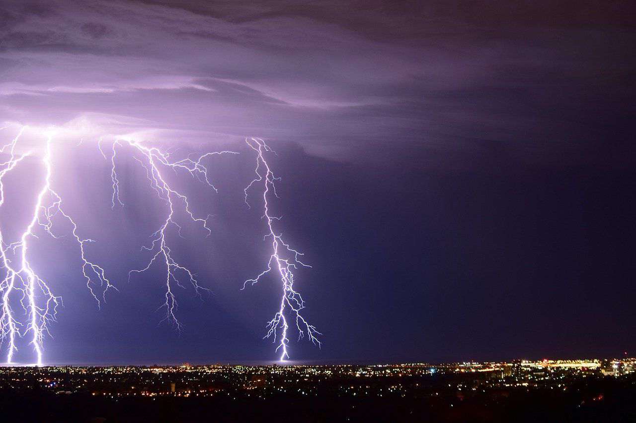 6 Hal yang Bahaya Dilakukan Saat Ada Petir