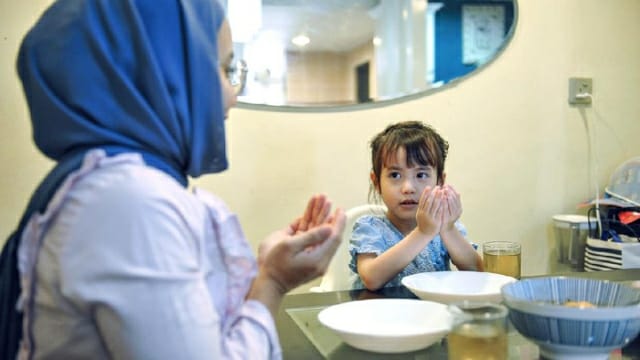 6 Tips Mudah Bangunkan Anak Ikut Sahur