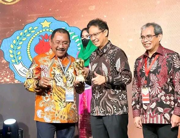 Bombana Sabet Penghargaan UHC Award