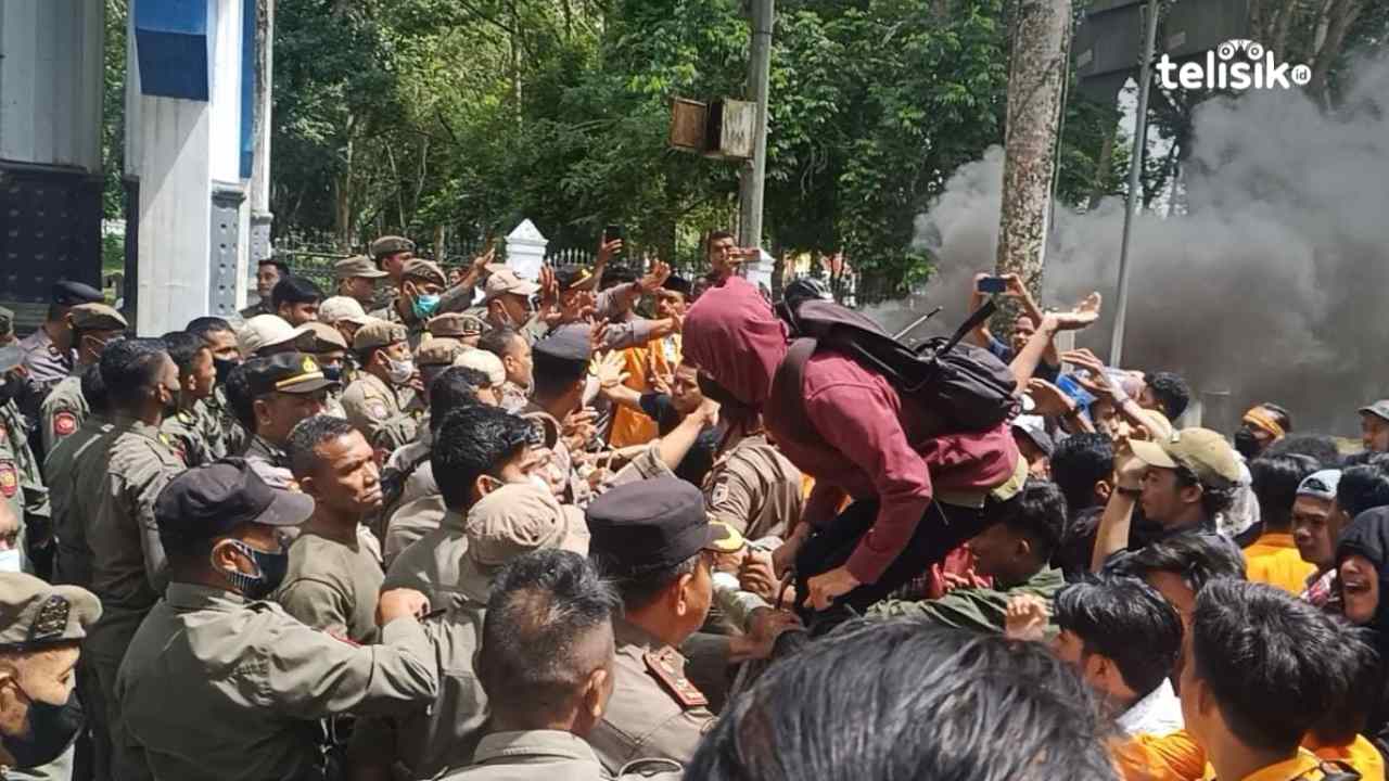 Demo di Kantor Gubernur Sulawesi Tenggara Ricuh Gegara Tak Kunjung Ditemui Ali Mazi