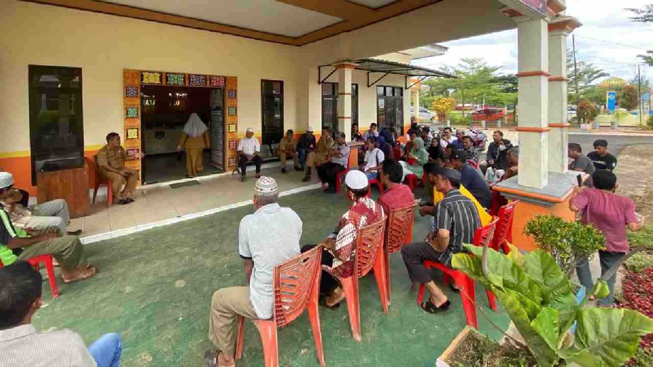 Diduga Selingkuh, Warga Samaenre Kolaka Ramai-ramai Minta Kepala Desa Dicopot