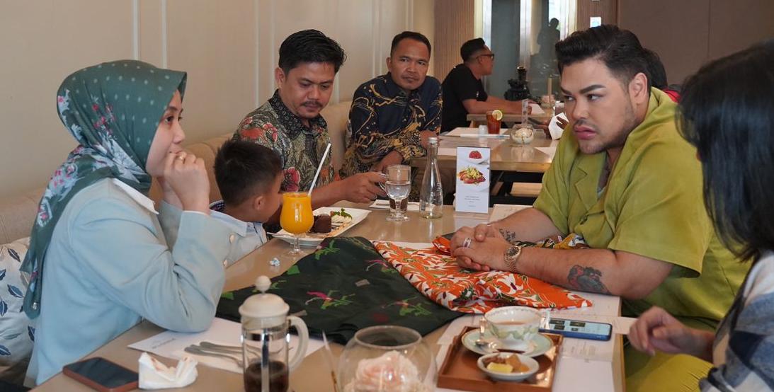 Ivan Gunawan Bakal Pamerkan Motif Tenun Khas Kolaka Timur