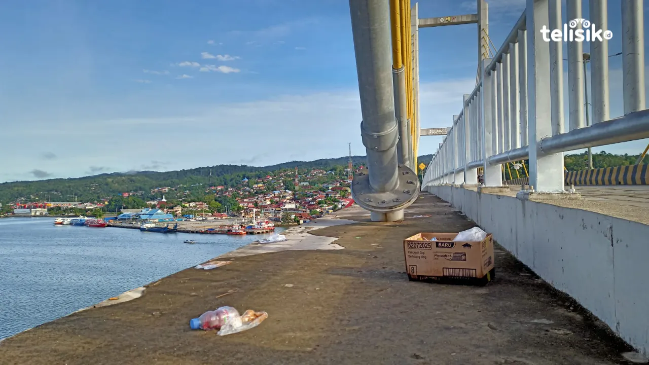 Jembatan Teluk Kendari Indah tapi Banyak Sampah