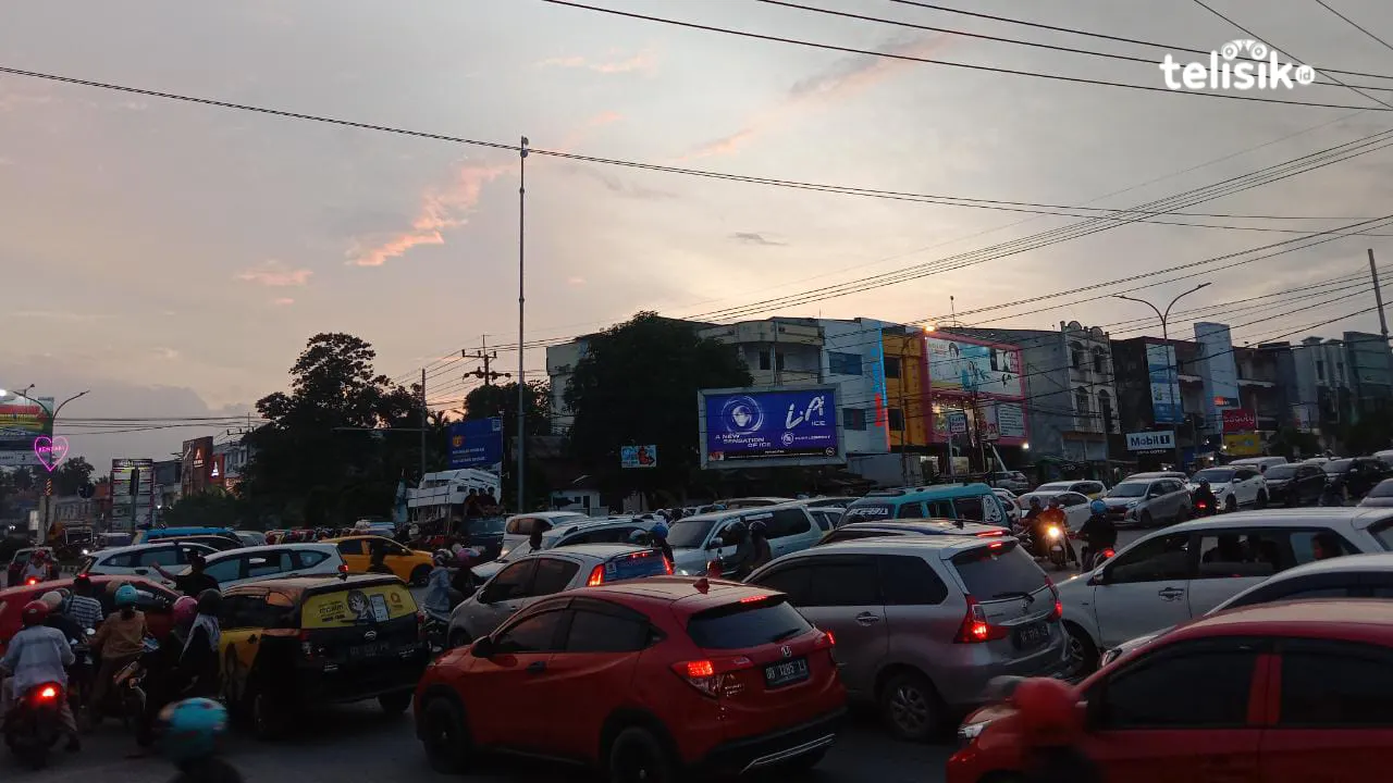 Lampu Merah Padam di Simpang Pasar Wuawua, Pengendara Saling Serobot Hingga Adu Mulut 