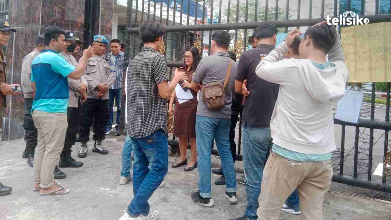 Mahasiswa Demo Dugaan Korupsi Proyek Kementerian PUPR di Sumatera Utara
