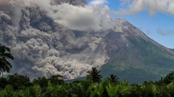 Meletus 80 Kali Dalam Sejarah, Ini Mitos Sosok Ghaib Muncul Setiap Erupsi Gunung Merapi