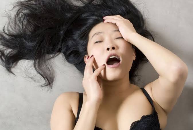 Mendesah Tanda Orgasme, Benarkah?