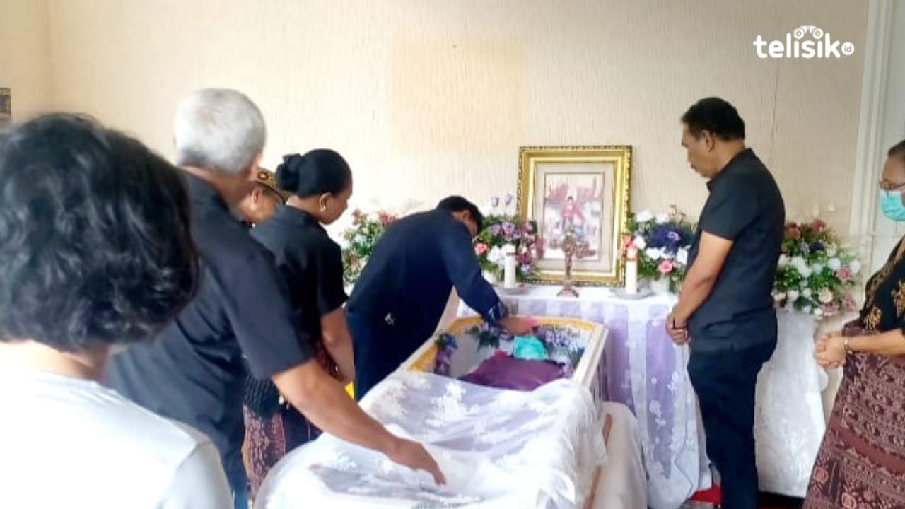 Menkominfo Johnny Plate Cium Jasad Ayah saat Tiba di Rumah Duka