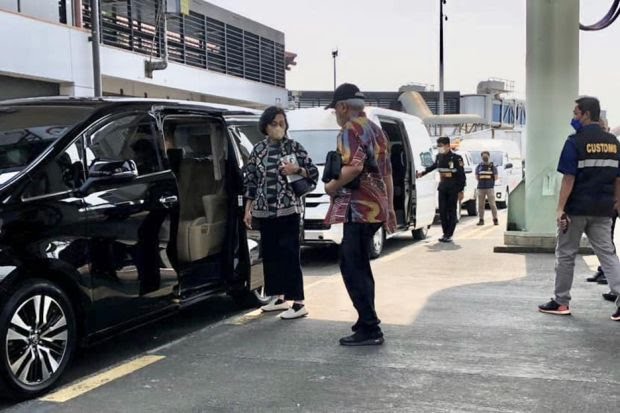 Mobil Alphard Sakti Masuk ke Bandara Diam-diam Jemput Sri Mulyani, Menkeu Dikecam Netizen