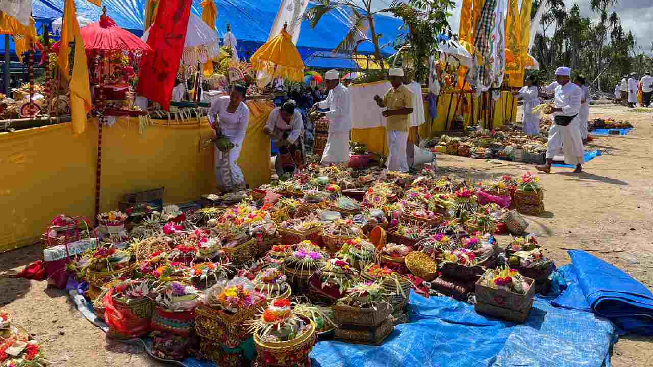 Pantai Pajala Muna Barat Dipadati Umat Hindu untuk Sucikan Diri