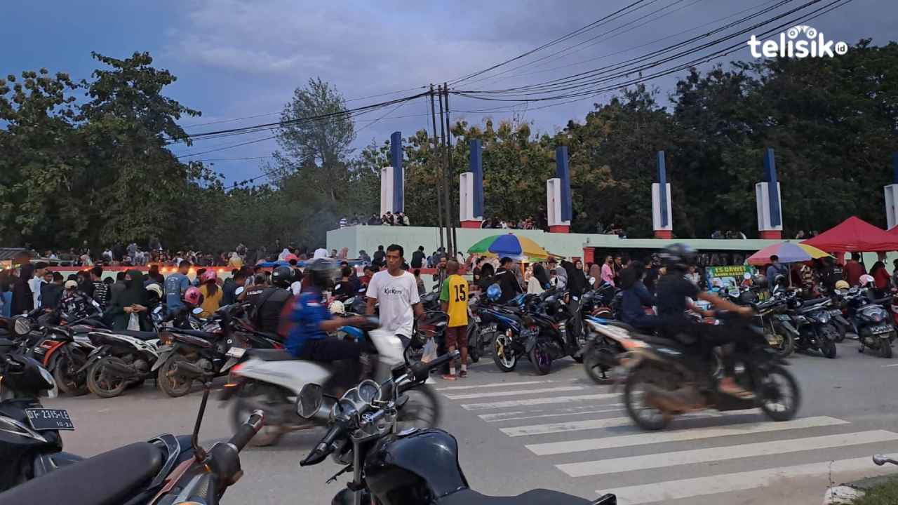 Parkir Hingga di Tengah Jalan, Begini Kondisi Menjelang Buka Puasa di Bundaran Gubernur Sulawesi Tenggara