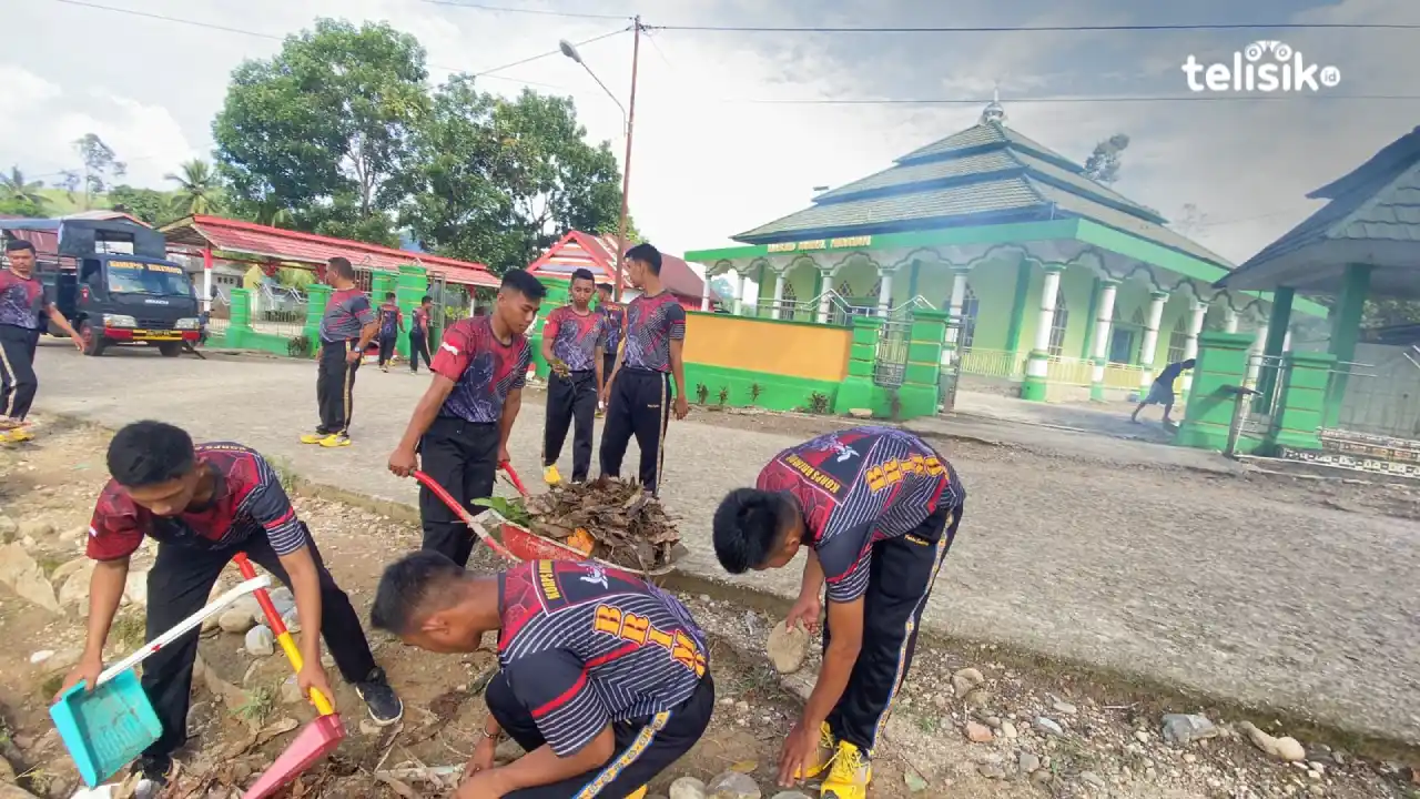 Peduli Lingkungan, Satuan Brimob Batalion C Pelopor Bersih-bersih Rumah Ibadah