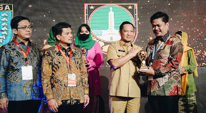 Pemkab Kolaka Timur Terima Penghargaan pada Universal Health Coverage di Jakarta