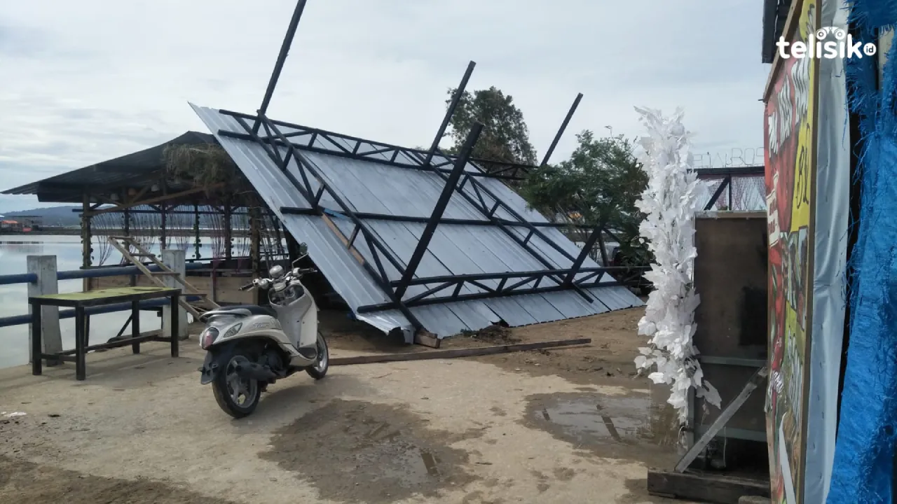 Puluhan Kedai Porak Poranda Diterpa Badai