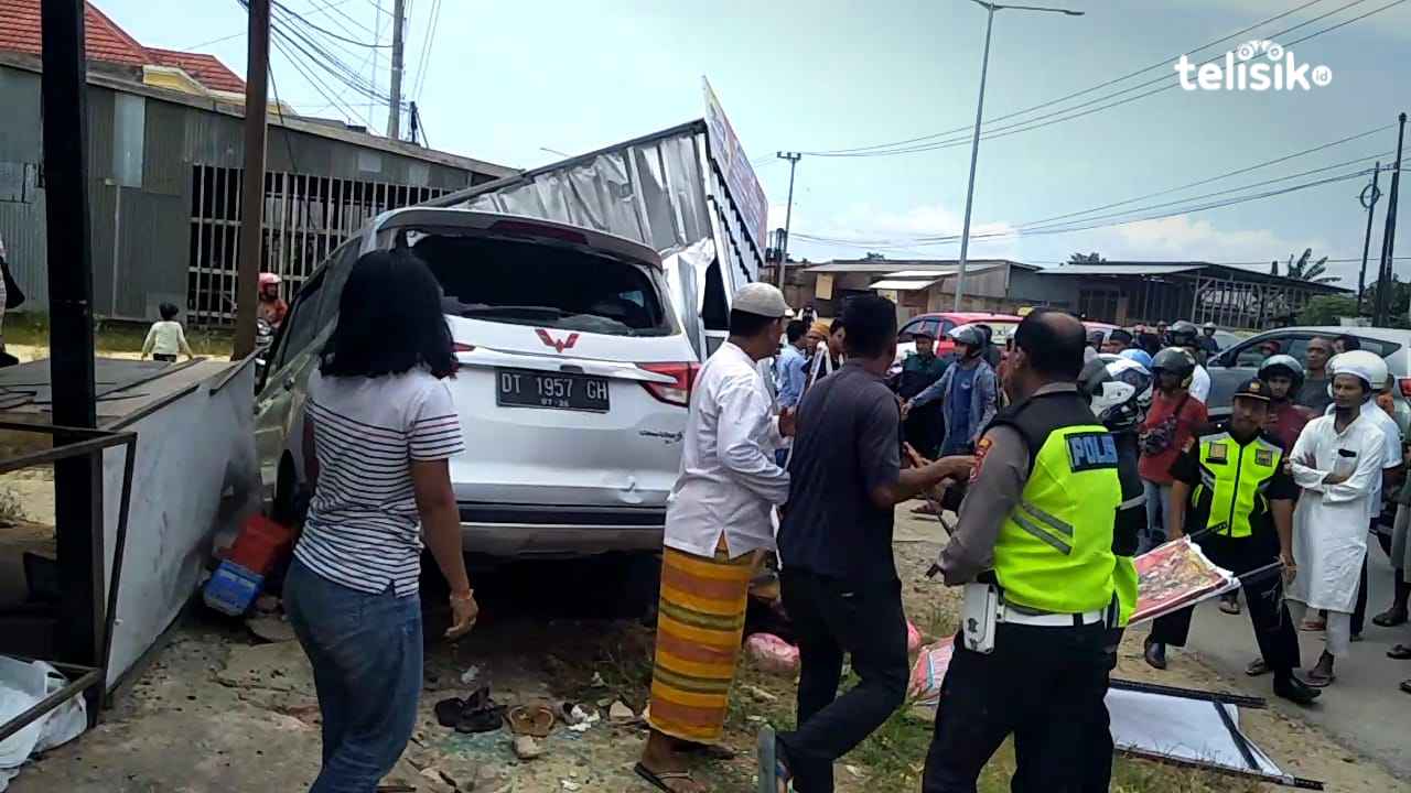 Seorang Anak Tewas Akibat Minibus Seruduk Kios