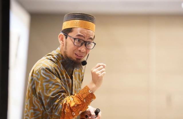 Ustadz Adi Hidayat Jelaskan Hukum Baca Al Quran di HP