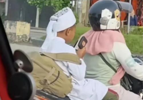 Viral: Bocah Naik Motor Sambil Baca Al-Qur'an, Warganet: Mengantar Orang Tuanya ke Surga