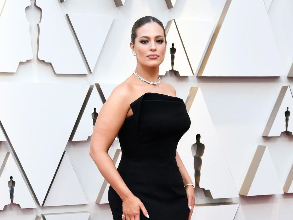 Ashley Graham jadi Wanita Paling Sexy di Dunia, Dicibir karena Terlalu Tua