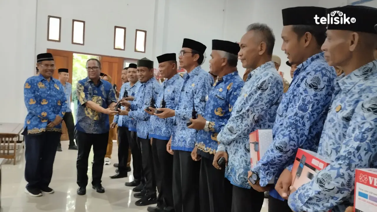 Atasi Blank Spot di Muna Barat, Camat Kades dan Lurah Dilengkapi Handy Talky