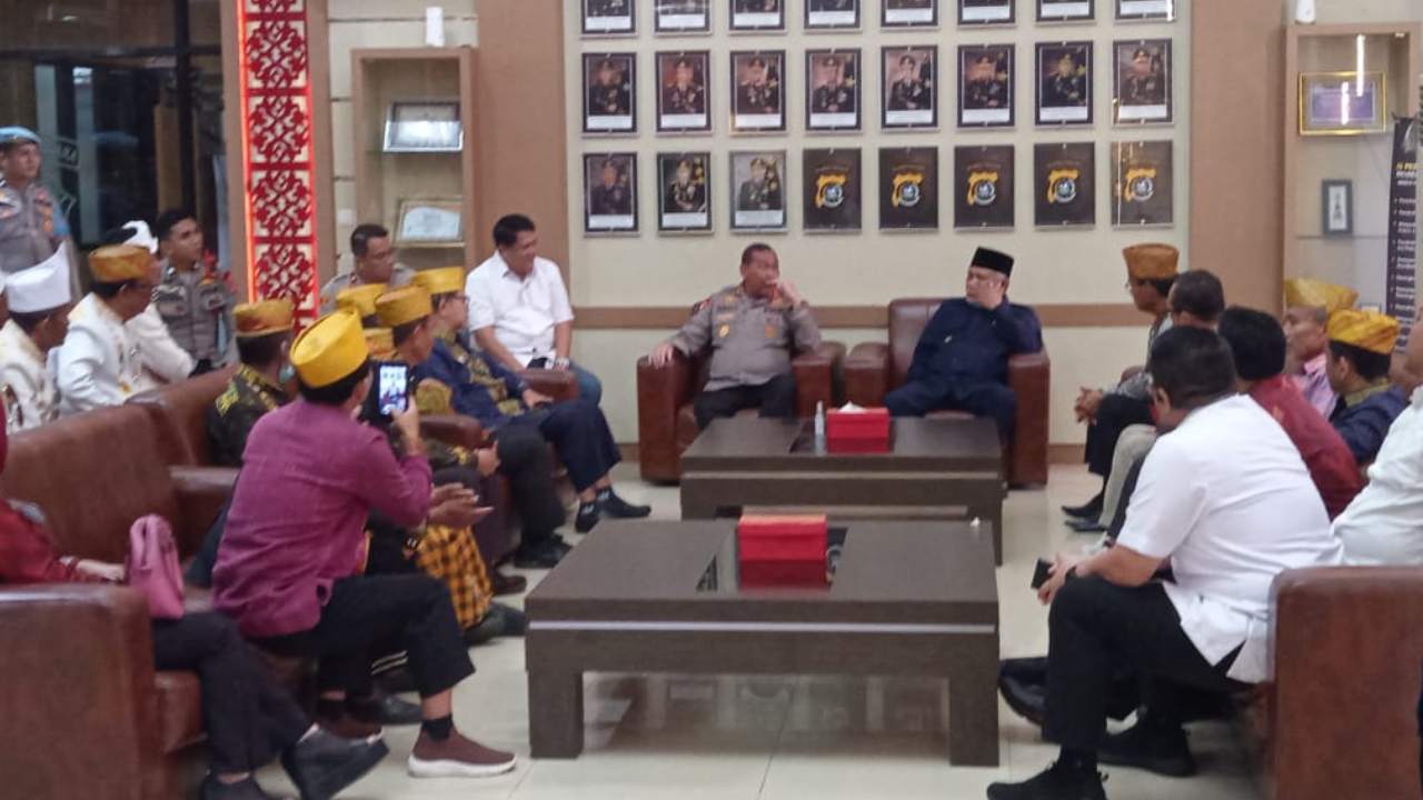 Bupati Konawe dan Tokoh Lembaga Adat Tolaki Temui Kapolda Sulawesi Tenggara