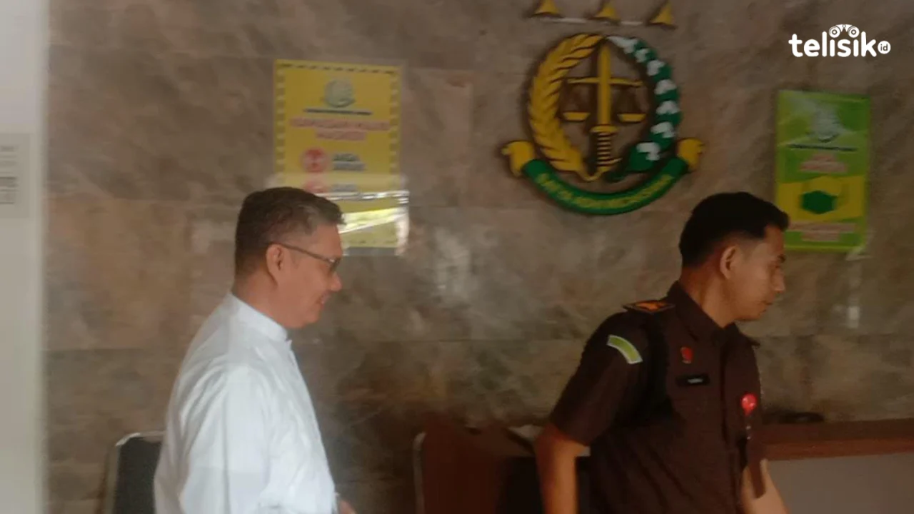 Diperiksa Ketiga Kalinya Kasus Dugaan Suap Alfamidi, Mantan Wali Kota Kendari Sulkarnain Kadir Masih Enggan Komentar